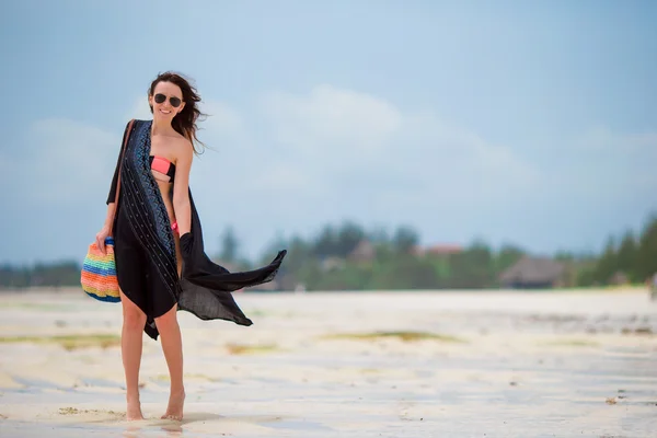 Mladá krásná žena na pláži dovolená — Stock fotografie