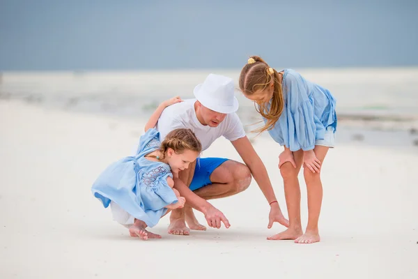 Молода сім'я на білому пляжі під час літніх канікул — стокове фото