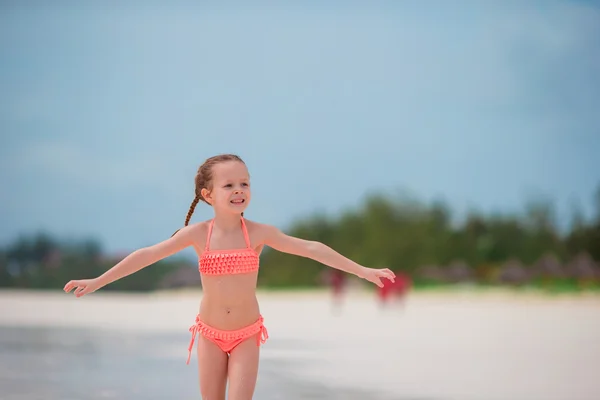 Entzückendes kleines Mädchen im Strandurlaub, das Spaß hat — Stockfoto