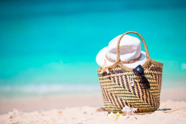 Accesorios de playa - bolsa de paja, gafas de sol, sombrero en la playa —  Fotos de Stock