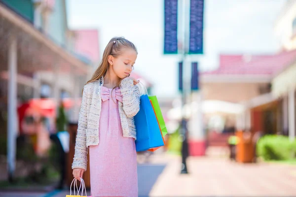 购物在户外的小女孩的肖像 — 图库照片