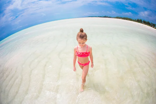 Adorabile bambina in vacanza al mare divertendosi — Foto Stock