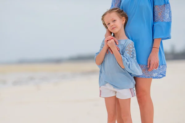Bambina e giovane madre sulla spiaggia — Foto Stock