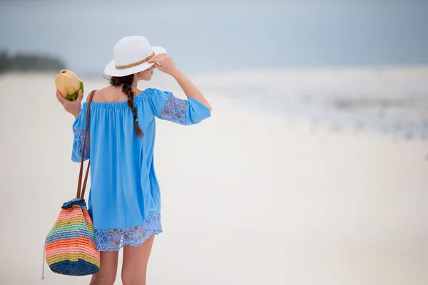 Mujer joven con coco disfrutar de vacaciones en la playa — Foto de Stock