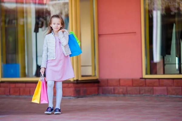 Bedårande liten flicka shopping i staden utomhus — Stockfoto