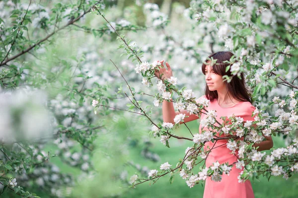 Hermosa chica disfrutando del olor en el jardín de cerezas de primavera — Foto de Stock