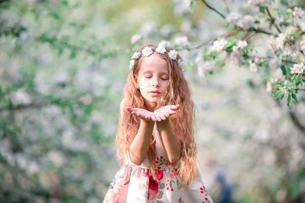 Sevimli küçük kız kiraz çiçeklenme içinde ağaç bahçe açık havada portresi — Stok fotoğraf
