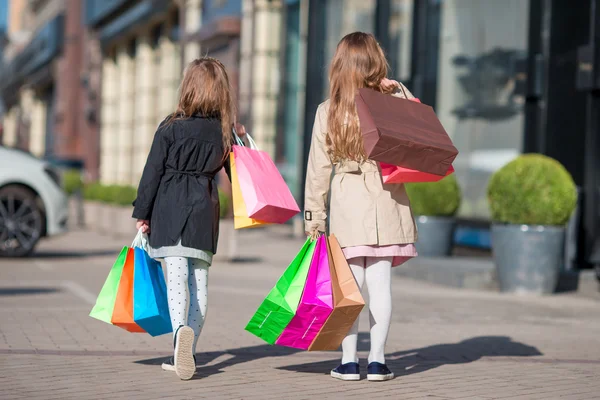 Meisje met boodschappentassen buitenshuis in grote stad in de mode — Stockfoto