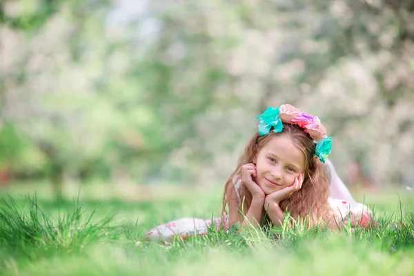 Portrait of adorable little girl in blooming cherry tree garden outdoors — Stock Photo, Image