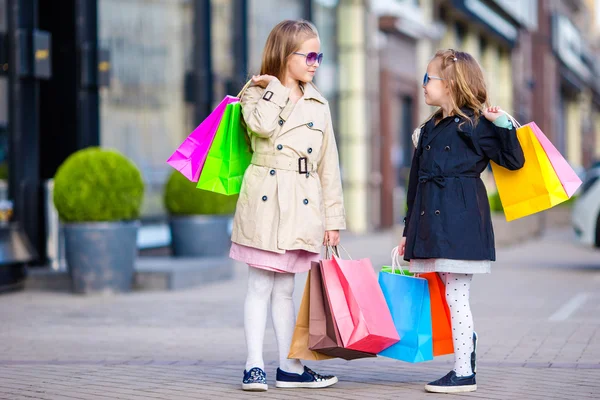可爱的小女孩在购物上。购物袋的孩子的肖像. — 图库照片