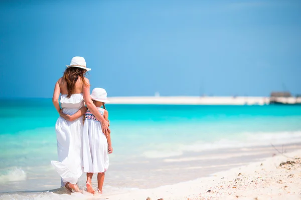 Mamma e ragazza sulla spiaggia vacanza tropicale — Foto Stock