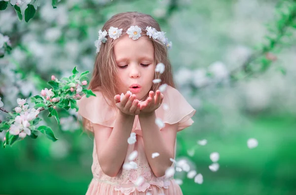 Portrait of adorable little girl in blooming cherry tree garden outdoors — Stock Photo, Image