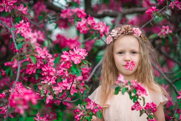 Güzel çiçek açan elma bahçesinde açık havada küçük kız portresi — Stok fotoğraf