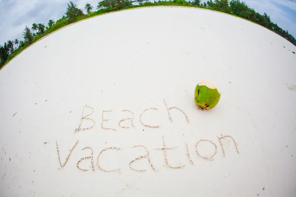 Vakantie zomer concept. Het woord strandvakantie geschreven op het zand — Stockfoto