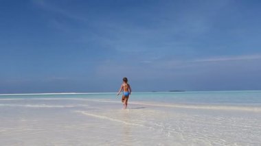 Mutlu anne ve iki çocukları, plaj