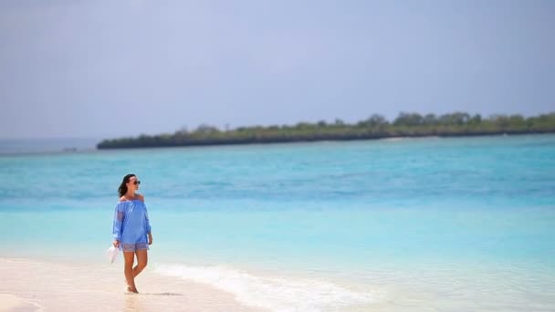 年轻漂亮的女人享受海滩热带度假 — 图库视频影像