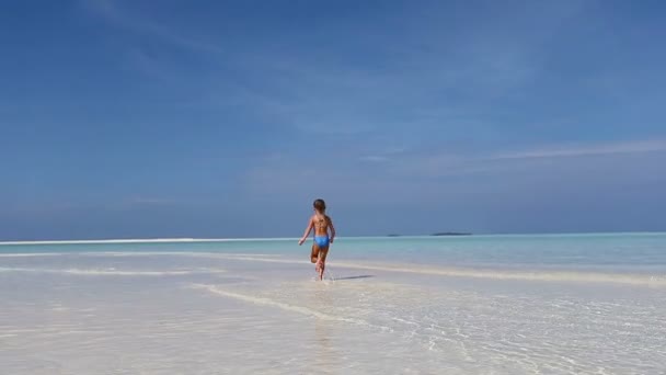 Feliz madre y dos de sus hijos en la playa — Vídeos de Stock