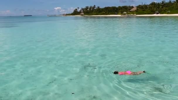 Jonge vrouw snorkelen in tropische water op vakantie — Stockvideo