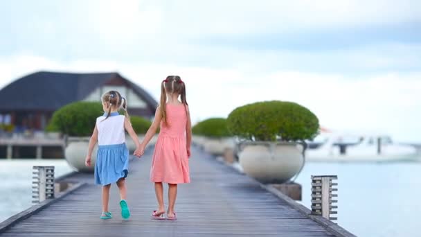Imádnivaló kis lányok este a nyaralás alatt — Stock videók