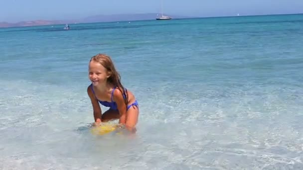 Adorable niña jugando en la playa tropical — Vídeo de stock