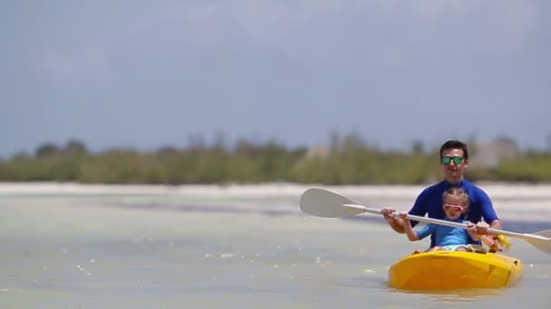 Kleines Mädchen und junger Vater auf Surfbrett — Stockvideo