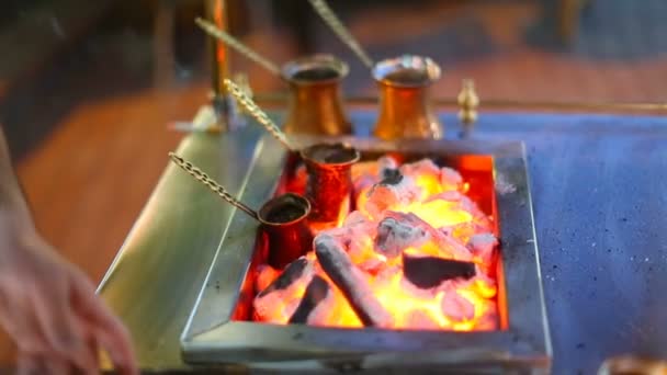 Primo piano di caffè caldo preparato in turco a fuoco aperto — Video Stock