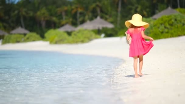 Underbar liten flicka på stranden under sommarlovet — Stockvideo