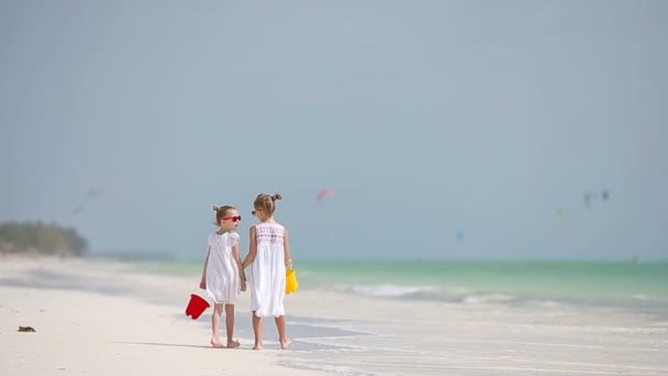 Underbara små flickor på stranden under sommarlovet — Stockvideo