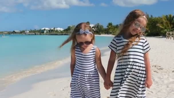 Meninas adoráveis na praia durante as férias de verão — Vídeo de Stock