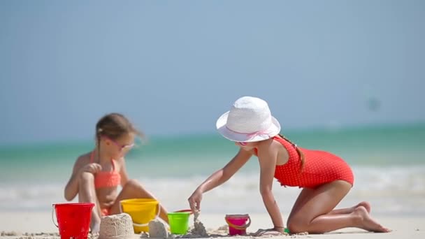 Μικρά κορίτσια που παίζουν με παιχνίδια στην παραλία κατά τη διάρκεια τροπικών διακοπών — Αρχείο Βίντεο