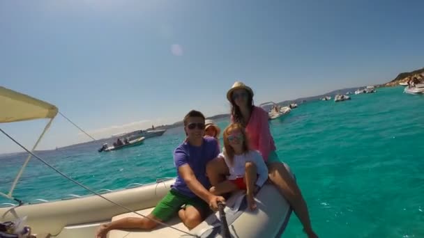 Joven familia feliz con dos niñas en un gran barco durante las vacaciones de verano en Italia — Vídeo de stock