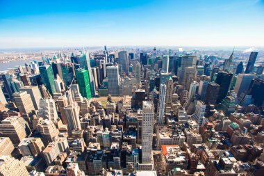 Sabahın erken saatlerinde kentsel gökdelenler ile güzel New York şehir manzarası