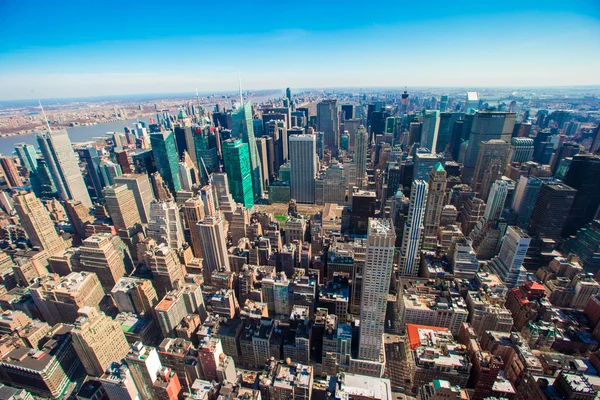 Prachtige skyline van New York City met stedelijke wolkenkrabbers vroeg in de ochtend — Stockfoto