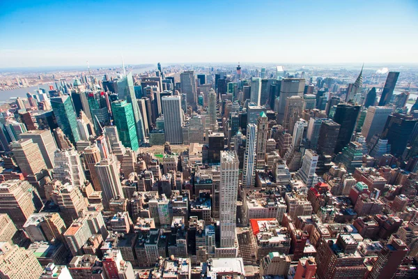 Prachtige skyline van New York City met stedelijke wolkenkrabbers vroeg in de ochtend — Stockfoto