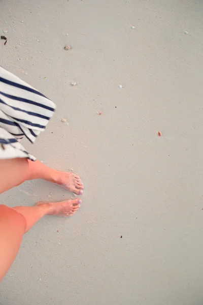 Nahaufnahme weiblicher Füße im Freien während der Sommerferien — Stockfoto