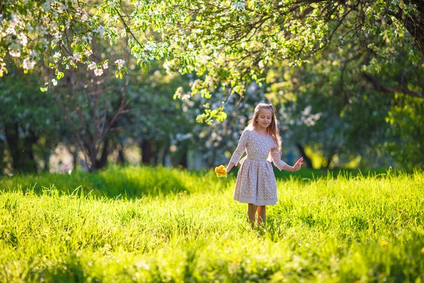 Little girl in blooming apple garden outdoors — Stock Photo, Image