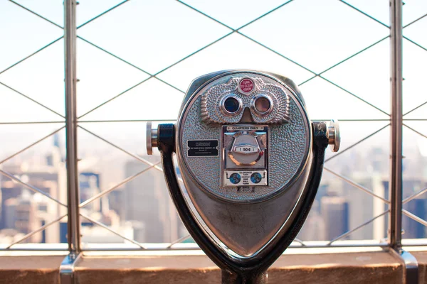 Public telescope pointed on Manhattan buildings — Stock Photo, Image