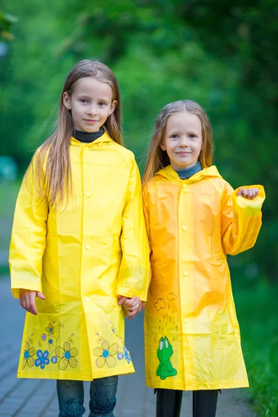 Adorables petites filles sous la pluie le jour chaud du printemps — Photo