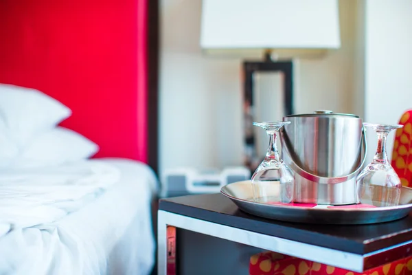 Romantic bedroom with wine glasses and ice bucket in luxury hotel interior — Stock Photo, Image