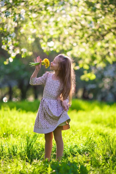 Adorable little girl in blooming spring apple garden outdoors — Stock Photo, Image