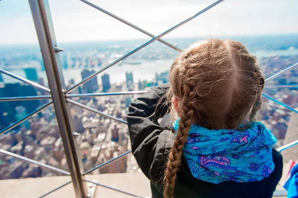 Lilla flickan njuta av utsikten till New York från Empire State Building — Stockfoto