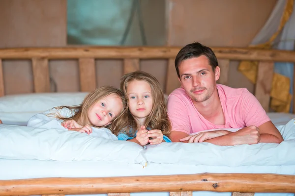 Familie plezier in bed — Stockfoto