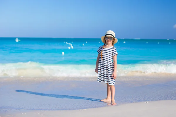 Sevimli küçük kız eğleniyor beach tatil — Stok fotoğraf