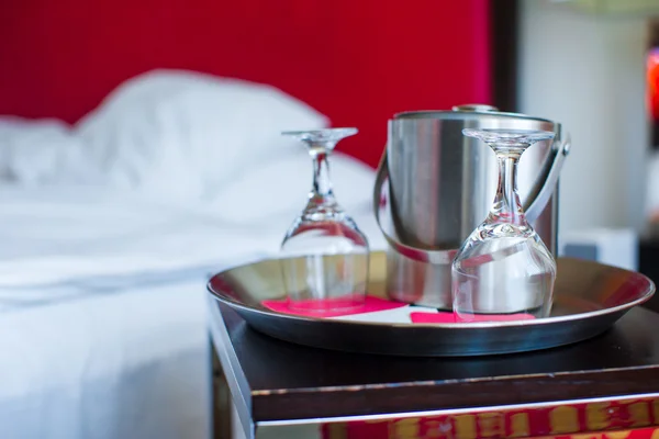 Romantic bedroom with wine glasses in luxury hotel interior — Stock Photo, Image