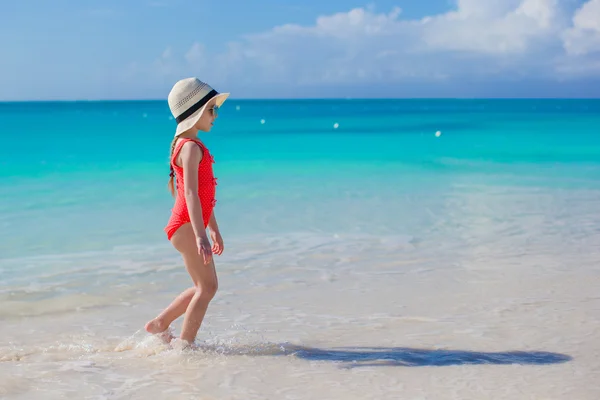 Schattig meisje op strandvakantie plezier — Stockfoto