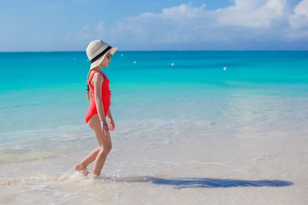 Adorable petite fille en vacances à la plage s'amuser — Photo