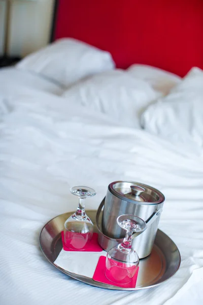 Romantic bedroom with wine glasses in luxury hotel interior — Stock Photo, Image