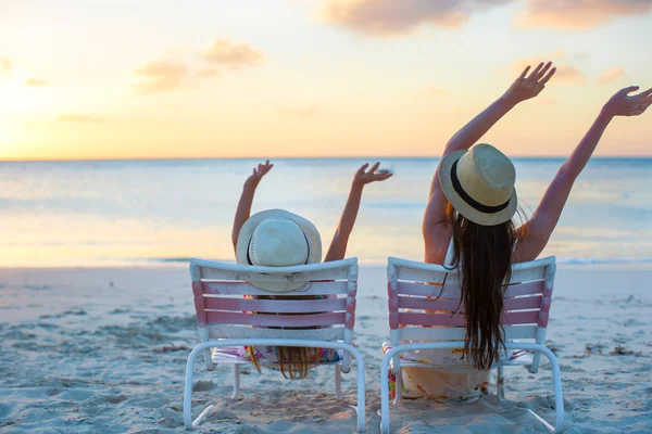 Kleines Mädchen und junge Mutter am Strand — Stockfoto