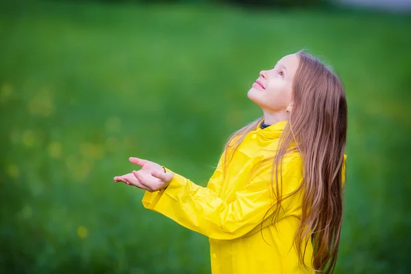 Adorabile bambina sotto la pioggia il caldo giorno di primavera — Foto Stock