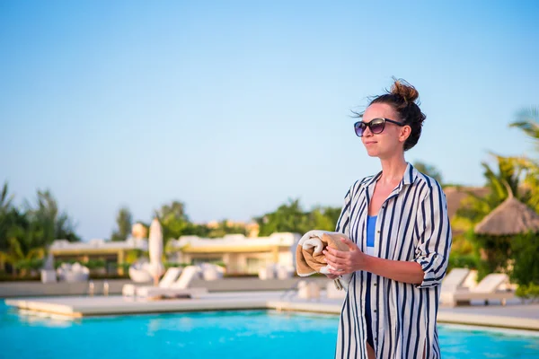 Mulher feliz relaxando ao ar livre em férias — Fotografia de Stock